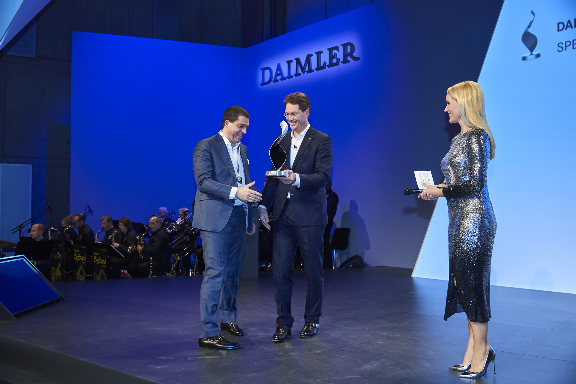 Foto der Preisübergabe des Special Awards für Innovation von Mercedes-Benz an RAPA Automotive