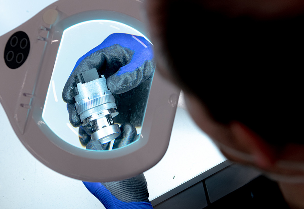 Foto eines Mitarbeiters, der ein Dämpferventil von RAPA Automotive prüft