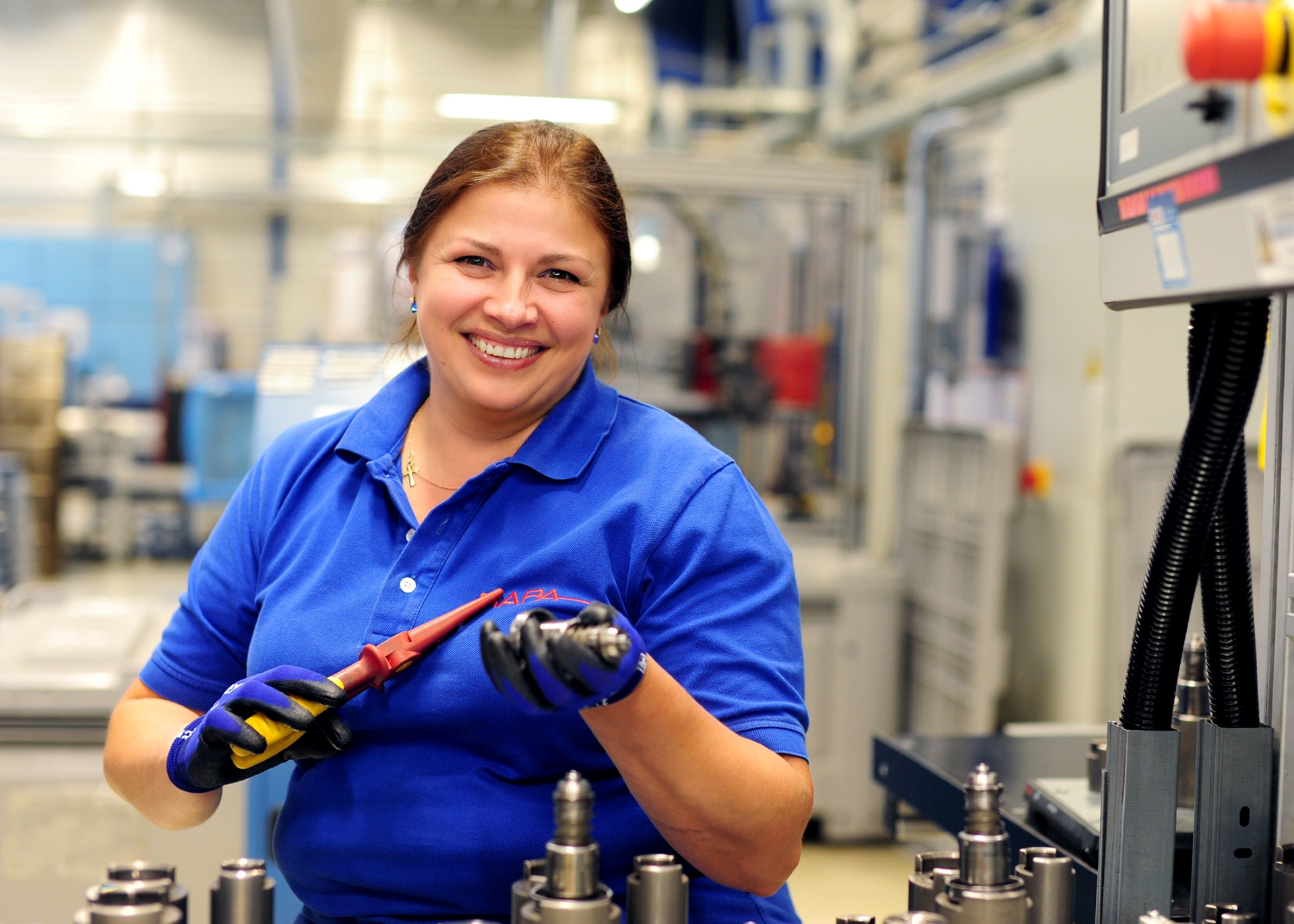 Foto einer Produktionsmitarbeiterin von RAPA Automotive