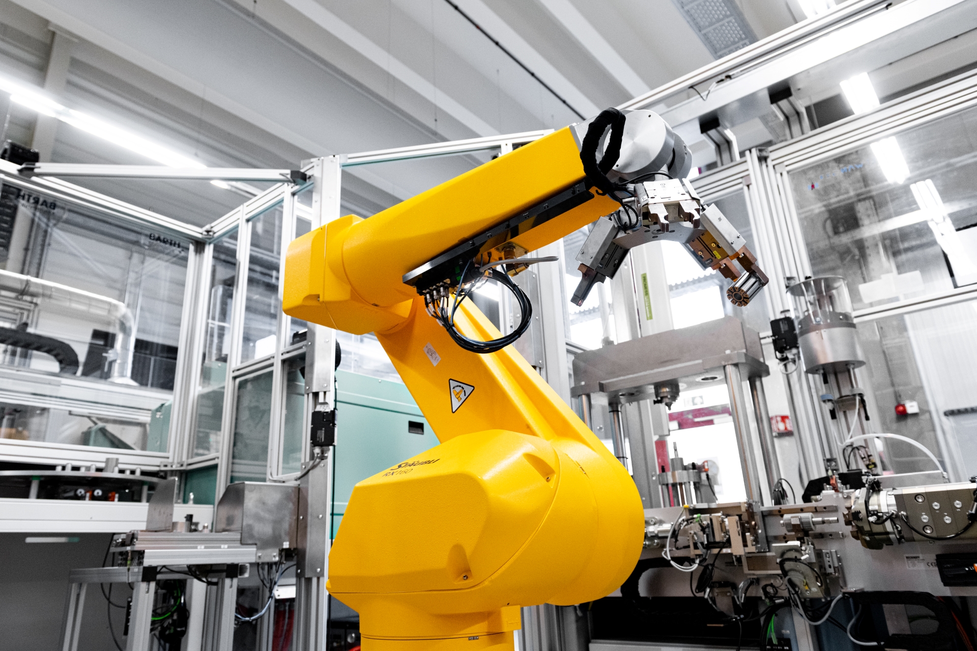 Foto eines Roboters in der Produktion von RAPA Automotive